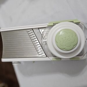 Princess House Mandoline Slicer with Round Hand Guard in Light Green and White